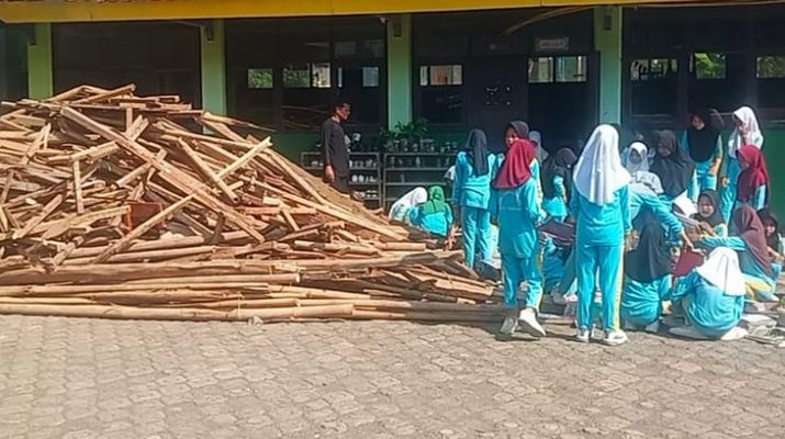 Atap Ambruk, Pelajar SDN Puncak Tugu di Sukabumi Belajar Bergiliran