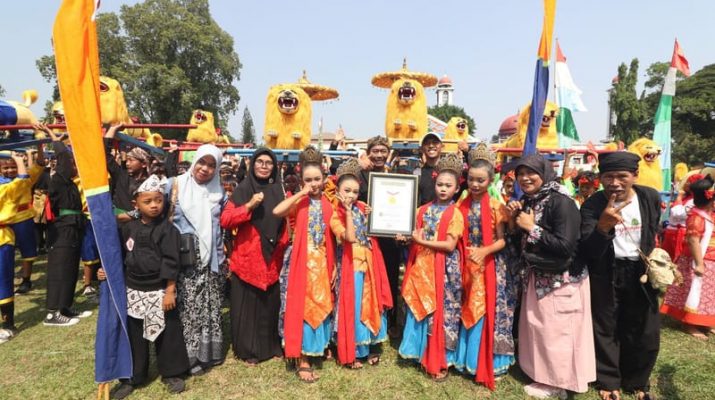 Gotong Sisingaan di Subang Raih Rekor Muri