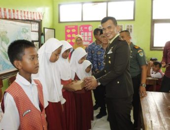 Kodim Tasikmalaya Bagikan 100 Paket Makan Siang Bagi Pelajar