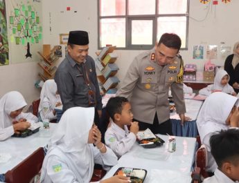 Polres Cianjur Bagikan Makanan Sehat dan Bergizi untuk Pelajar SD