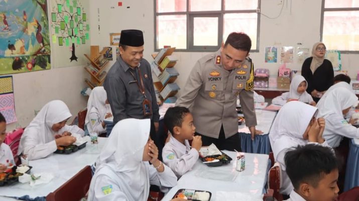 Polres Cianjur Bagikan Makanan Sehat dan Bergizi untuk Pelajar SD