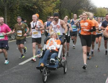 Colin Farrell Selesaikan Marathon Bersama Sahabat Pengidap Penyakit Langka, Emma Fogarty, Kumpulkan Dana Ribuan Euro