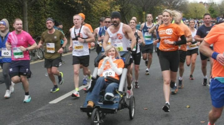 Colin Farrell Selesaikan Marathon Bersama Sahabat Pengidap Penyakit Langka, Emma Fogarty, Kumpulkan Dana Ribuan Euro