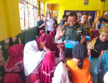 Korem 062 Tarumanagara Bagikan 268 Paket Makan Sehat Bergizi di SDN Dadaha