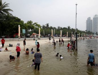 Ajak Anak Liburan Sekolah Ke Pantai, Waspada Angin dan Ombak