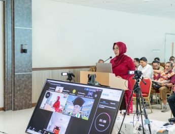 Widiastuti Sabet IPK 3,98 untuk Disertasi Bertema Komitmen Guru dalam Proses Pembelajaran