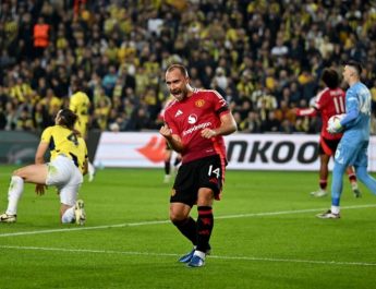 MU masih tanpa kemenangan usai ditahan imbang Fenerbahce