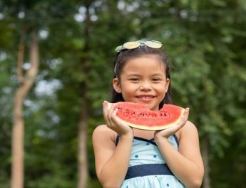 Hadapi Polusi Udara, Anak Direkomendasikan Banyak Makan Buah