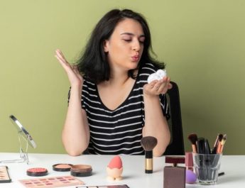 Ini Cara Menghapus Makeup Tanpa Pembersih Khusus