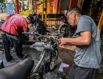 Begini Cara Melepas dan Memasang Busi Motor Bebek