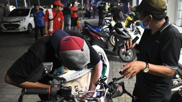 4 Bahaya jika Tangki Motor Sering Kehabisan Bensin