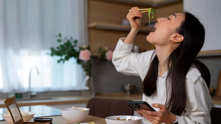 7 Bahaya Makan tidak Minum