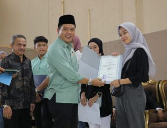 Petahana Bupati Bandung Bantu Lulusan Sekolah Swasta Terima Ijazah