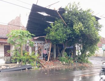 Rumah Terdampak Cuaca Ekstrem, Warga Kota Sukabumi Kena Serangan Jantung