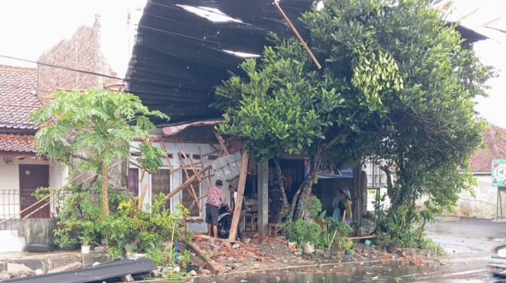 Rumah Terdampak Cuaca Ekstrem, Warga Kota Sukabumi Kena Serangan Jantung