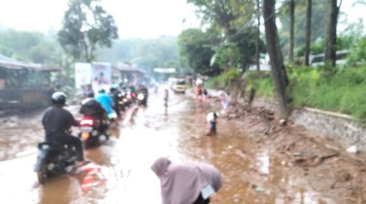 Cuaca Ekstrem Landa Garut, BPBD Tangani Bencana di Jalan Cikajang