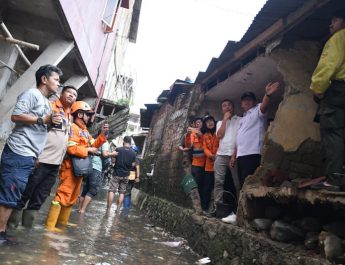 Pj Gubernur Jawa Barat Tinjau Lokasi Bencana di Kota Sukabumi, Minta Warga Waspada