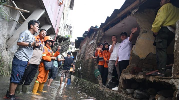 Pj Gubernur Jawa Barat Tinjau Lokasi Bencana di Kota Sukabumi, Minta Warga Waspada